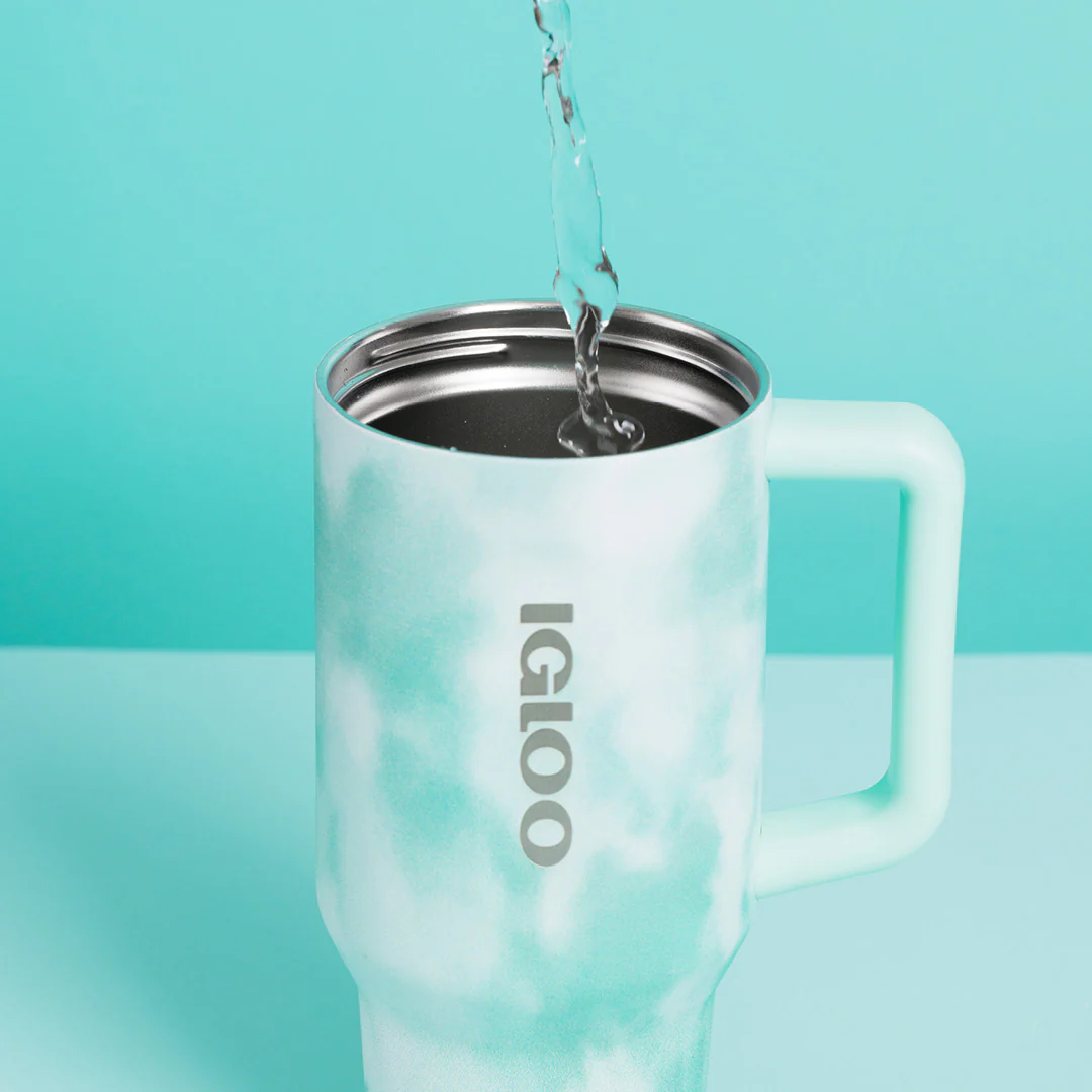 Igloo Travel Mug 946ml - Lifestyle Image 2