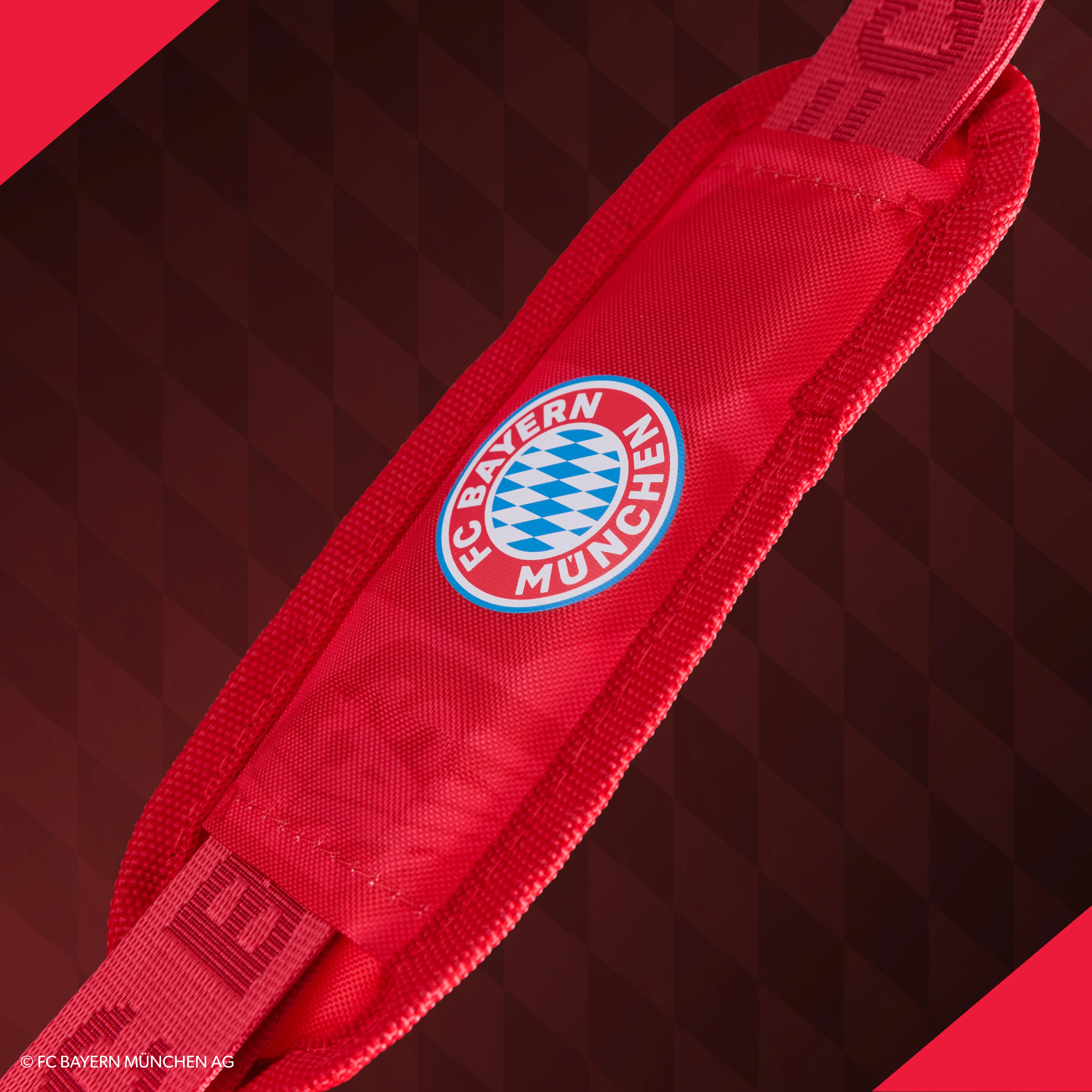 Lifestyle image 2 of FC Bayern München Square Lunch 9-Can Cooler Bag